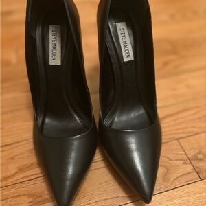 Steve Madden Classic Black Pumps